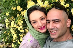 آواز شاد؛ شوهر سحر ولدبیگی آهنگ میخونه عاشقانه جلو حضار همه رو مات استعداد صداش کرده