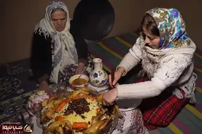 غذای خوش پخت دهاتی؛ طبخ چشم نواز پلو مرغ اعیونی تو شکمش پر از خلال و میوه خشکه