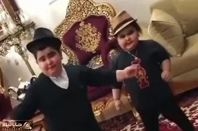 آواز شاد؛ رقص آذری و اصیل دوتا پسربچه گردالی و تپل که قند تو دل هر آدمی آب میکنه