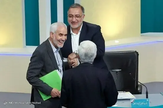 (عکس) تصویری غیرمنتظره در حاشیه‌ی مناظره آخر