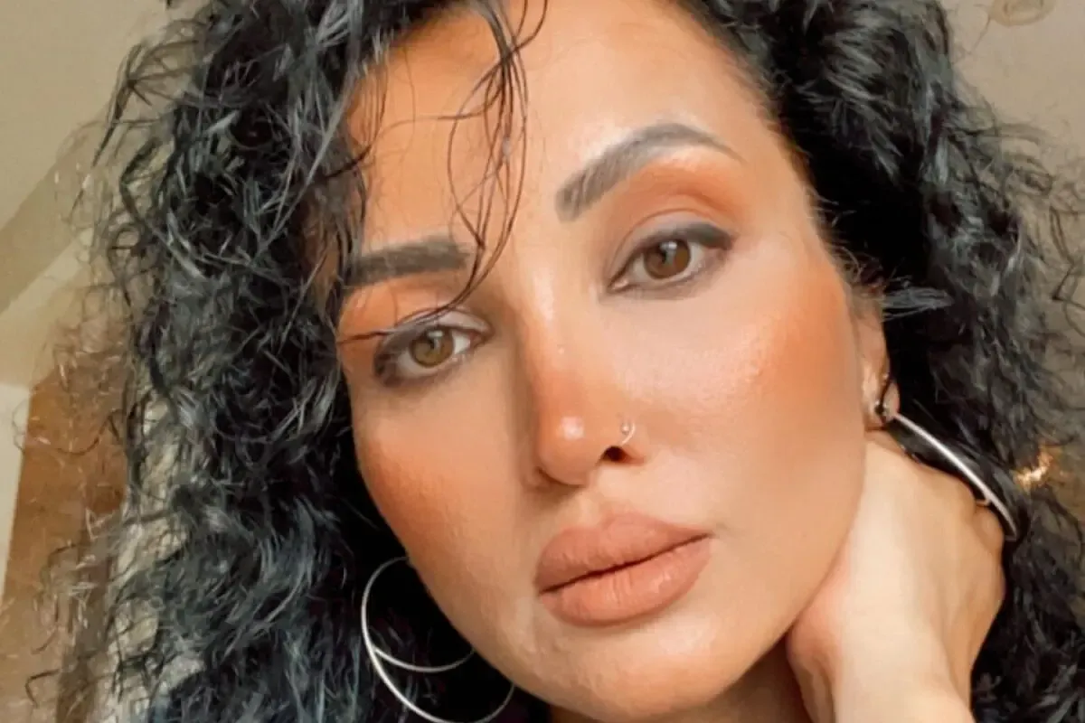روناک یونسی با شلوار تنگ و کاپشن خلبانی با ژست خاص / عکس