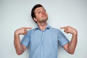 فرد خودشیفته‌ کیست؟ چگونه با او روبرو شویم؟ (+8 راه مقابله)