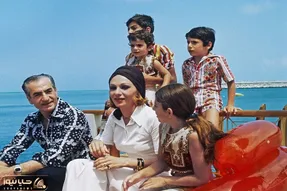 سفر به ایام قدیم ندیم؛ شاه عشرت طلب نقش برزمین در برف همراه فرحناز پهلوی