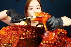 غذای مثبت 18 ؛ چرا چینی ها اینجورین ماهی مرکب زنده چشاشو درآورد مثل چیپس خلالی خورد