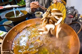 غذا کوچه بازاری؛ عین فرفره غذاهارو روغن مالی میکنه لامصب دست یا بلدزر سوسک رو برنج رو
