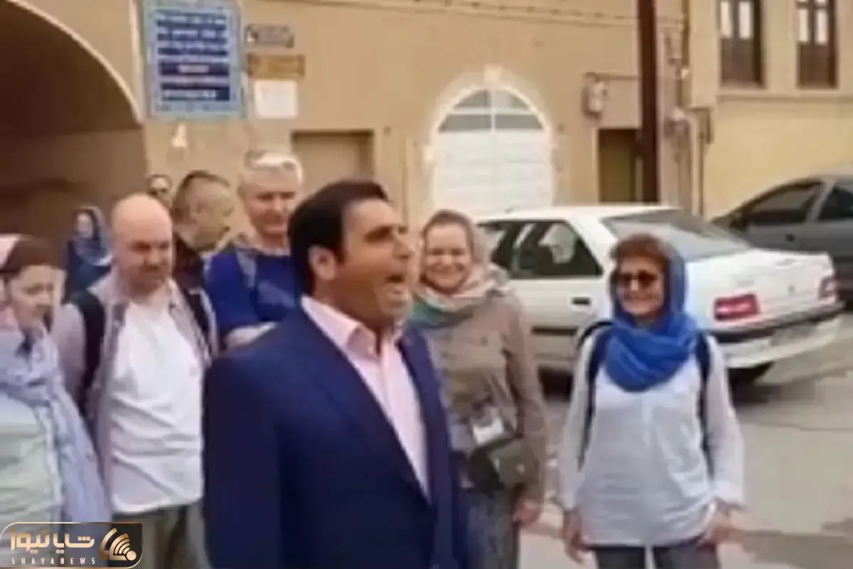 آواز شاد؛ مرد ایرانی جلو توریستای خارجی باد به غبغب انداخت خوند ولی کاش نمیخوند