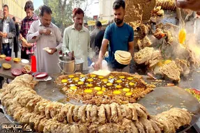 غذای خیابانی؛ شامی شاهی بمبئی که کنار جاده می پزن و مردم واسه خوردنش تو صفن