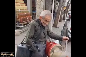 آواز سوزناک؛ پیرمرد نابینا با صدای لرزان چه تاثیر گذار آهنگ شیرین زبان رو میخونه