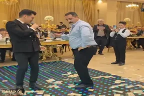 آواز شاد؛ مرد چنان حال خوب کن رقصید خواننده بین این که بخونه یا اونم بره برقصه مونده