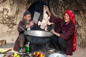 غذای خوش پخت دهاتی؛ پدربزرگ مادربزرگ باصفا تو دل طبیعت مرغ بریون درست کردن چقدر عاشقن