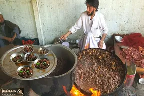 غذای خیابانی؛ ببینید این جغول بغول تو خیابان چه جذاب طبخ میشه و چقدر هم پر مشتری هستش