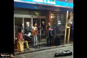 آواز خیابانی؛ ببینید این اکیپ چه دلنواز آهنگ دیوانه دوست داشتنی رو میخونن