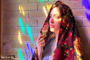 لباس مدگرایانه بهنوش طباطبایی در ختم اکبر عبدی؛ روسری تور با گوشواره ظریف و سایه مشکی