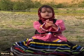 آواز شاد؛ دختر ریزه داشت جانانه میخوند دید یه چیزی کمه پا شد وسطش نیناش ناشم افزود
