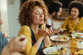 برای لاغری همیشه رژیم لازم نیست؛ بیایید آگاهانه غذا خوردن را امتحان کنیم!