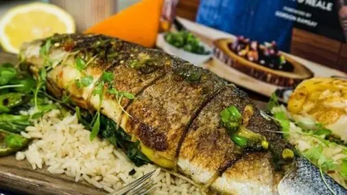 طرز تهیه ماهی شکم پر مجلسی و نکاتی برای خوشمزه تر شدن آن