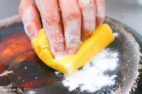 ترفندهای خانه داری؛ میدونستی با شکر میتونی چربی سوخته پشت قابلمه رو راحت پاک کنی؟