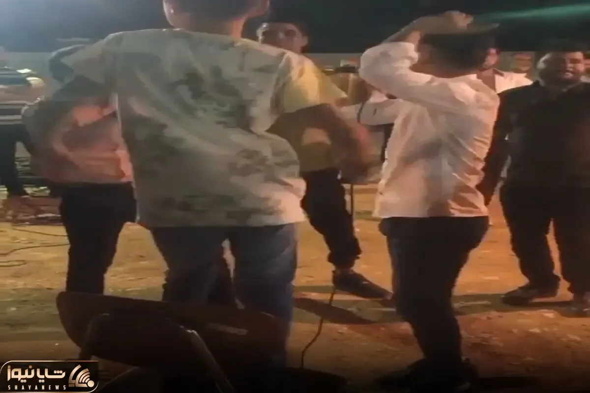 آواز شاد؛ پسربچه الگوی رقص شده تو عروسی انقد خوبه رو صندلی کمر تاب میده جمعیت قفلیدن