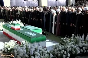 (ویدئو) چه کسی بر پیکر مطهر رهبر شهید و خانواده ایشان نماز اقامه کرد؟