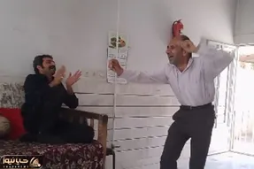 آواز شاد؛ حسن آقا تو قهوه خونه براش آهنگ بندری میخونن و میرقصه اداها دیدنیه