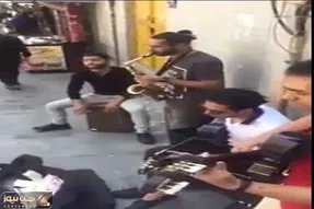 آواز شاد؛چندتا پسر ادا اطواری آهنگ الیاس یالچینتاش رو وسط خیابون کاور کردن بیا و ببین