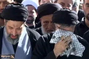 (ویدئو) اشک‌های فرزندان رهبر شهید انقلاب در لحظات اقامه نماز بر پیکر پدر