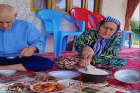 آواز محلی؛ مادر بزرگ پیر عشایری برا آقاشون ناهار خوش طعم پخته با یه آهنگ عشقی میکنن