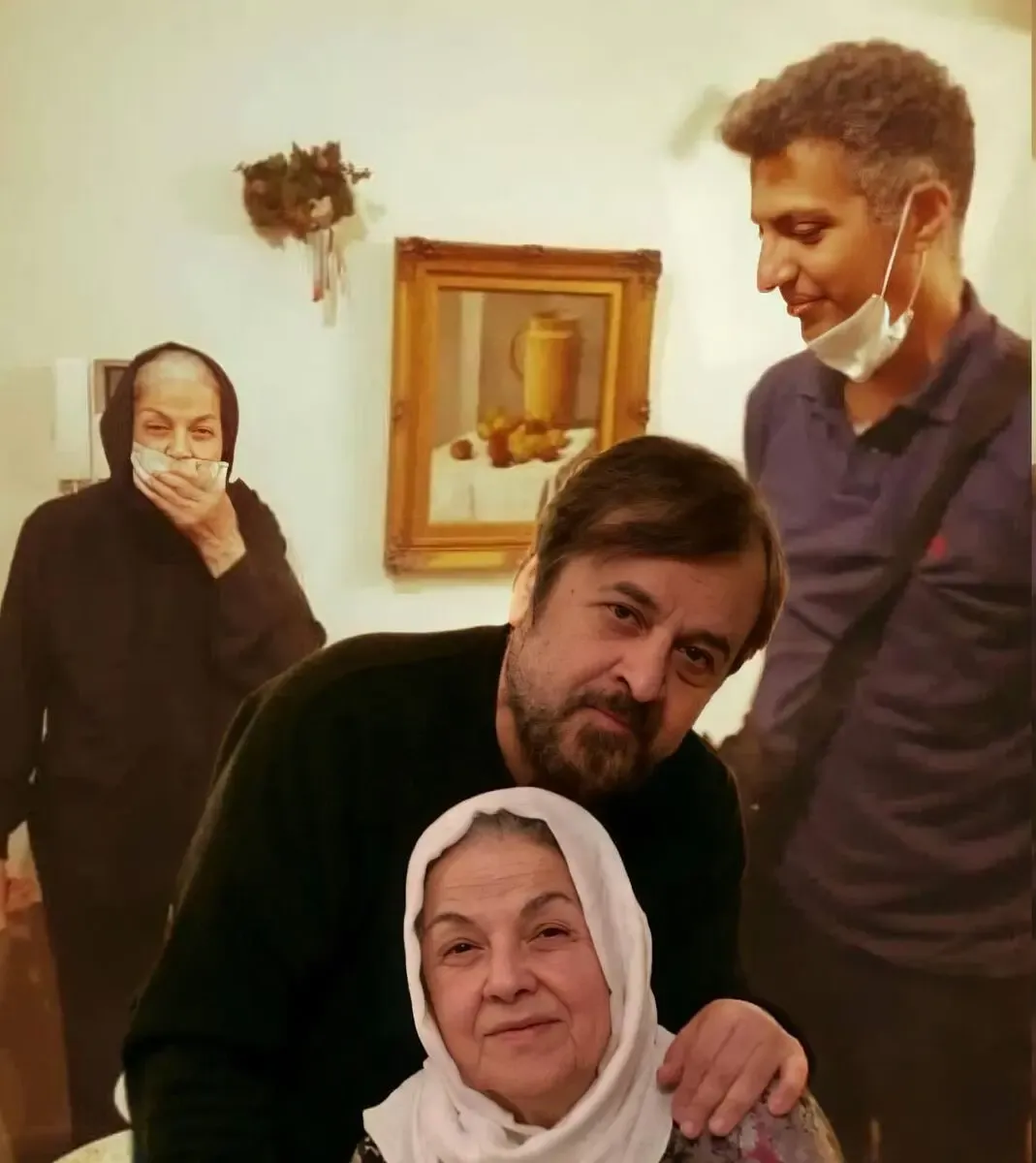 (عکس) دیدار احساسی عادل فردوسی پور با مادر حمیدرضا صدر