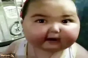 آواز شاد؛ نوه گرد و قلمبه جکی چان چینی میخونه میخواد احساسیش کنه ولی بیشتر خنده داره