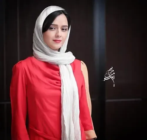 بوسه جنجالی ترانه علیدوستی بر گونه‌ همکارش!