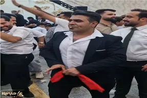 آواز پر طمطراق؛ محسن 500 باز رفته عروسی با سیگارش یه رقص آواره رفت همه انگشت به دهنن
