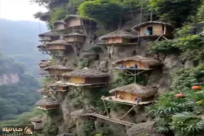 معماری خلاقانه؛ خونه ساختن از بالا کوه با طناب بهم وصلن جرئت میخواد زندگی کردن توشون
