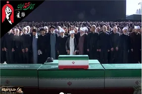 (فیلم) اقامه نماز بر پیکر رهبر شهید توسط آیت‌الله سبحانی