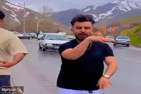 آواز محلی؛ پایکوبی ادایی پسر جوگیر و دوستای جوگیرتر از خودش تو جاده بارونی و شلوغ
