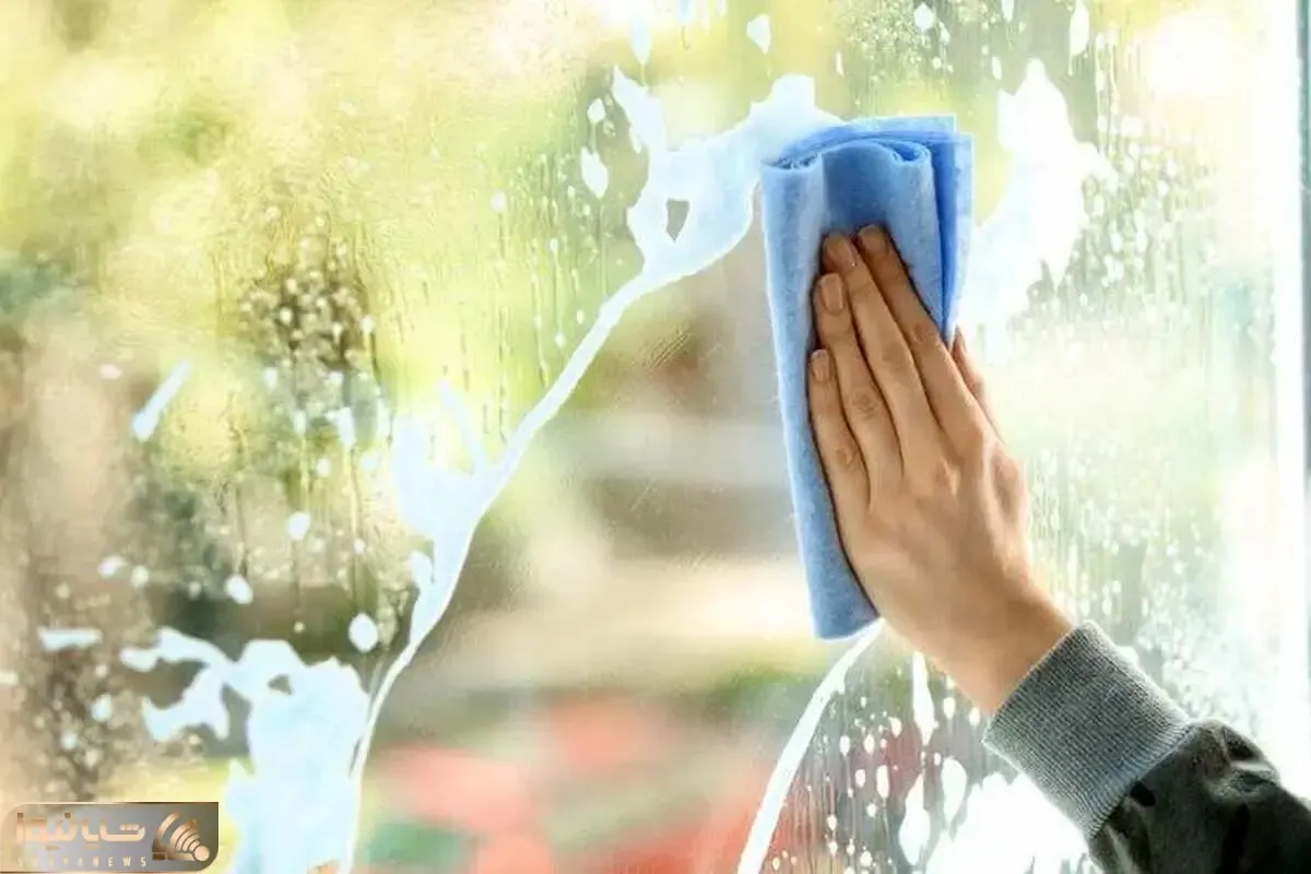 ترفندهای خانه داری؛ فوت و فن تمیز کردن شیشه و آینه + روش ساخت مایع شیشه پاک کن خانگی
