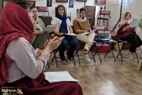 آواز گروهی؛ کلاس به آخرش رسیده بود که یهو همه بیا طبیبم بیا عزیزم خوندن