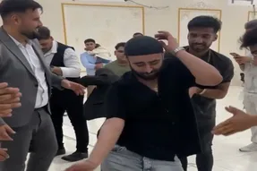 رقص بندری مردی که اول با حرکات اسلوموشن شروع میکند و بعد روی دور تند قرار میگیرد