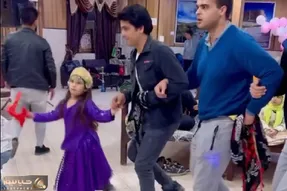 آواز محلی؛ دختر بچه با ابهت با لباس محلیش چه رقص تندی میکنه سر چوپی وایستاده