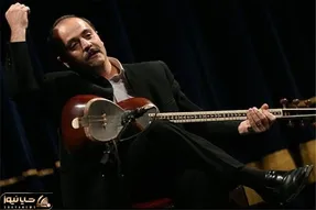 حرکت نمادین موسیقیدان ایرانی روی صحنه اجرا؛ جرم ساز کیوان ساکت چه بود؟