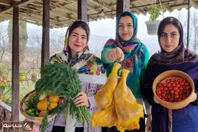 غذای خوش پخت دهاتی؛ این سه بانو جوان چه جذاب سبزی خورشت مخصوص شمالی می پزن