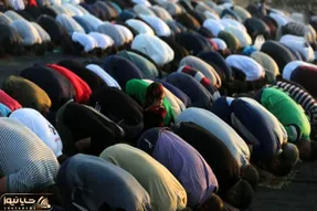 (ویدئو) این جمعیت نماز جماعت را ببینید باور نمی کنید در واشنگتن است!