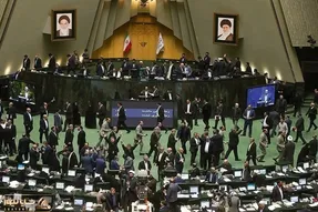 تصاویر جنجالی از بهارستان؛ اینجا پارک است یا صحن مجلس!
