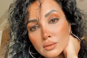 روناک یونسی با شلوار تنگ و کاپشن خلبانی با ژست خاص / عکس
