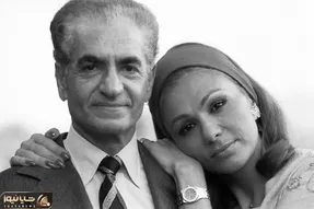 سفر به ایام قدیم 1350؛ سگ بازی محمدرضا شاه و خانواده پهلوی وسط کاخ نیاوران