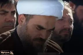 شهدای بیت رهبری| نماز خواندن پدر بر پیکر دختر 14 ماهه اش( نوه شهید رهبر امت)