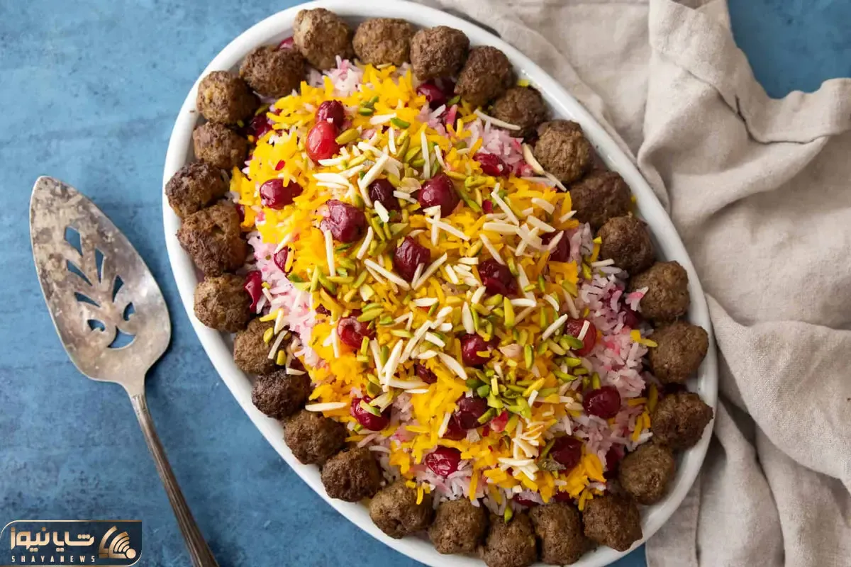 آشپزی حرفه ای؛ طرز تهیه آلبالو پلوی خوش رنگ و لعاب با گوشت قلقلی با همه نکات مهمش