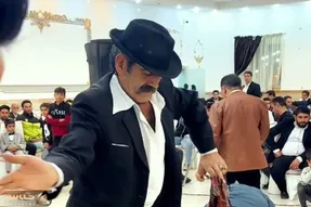 آواز محلی؛ رقص جنوبی آقای سبیل کلفت با لباس بابا کرم فقط اونی که شیرجه زد رو شاباش