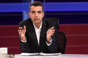 (ویدئو) بوسیدن ناگهانی عادل فردوسی‌پور روی آنتن زنده!