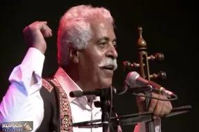 آواز شاد؛ فرج علیپور هنوز شروع نکرد به خوندن همه دستمال به دست رفتن وسط واسه رقص کردی