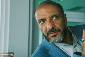 آواز شاد؛ آهنگ قری شد امیر جعفری نشست کف زمین رامبد جوان شونه لرزون سرپا خم میشه سمتش
